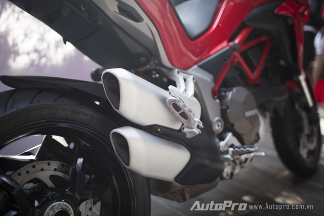 
Ống xả kép theo Ducati Multistrada và người mua xe có thể đổi lên thành ống xả Termignoni Slip-on với gói phụ kiện Sport.
