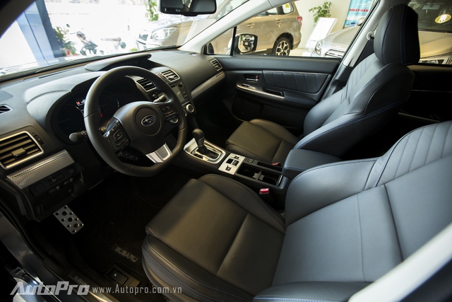 
Subaru Levorg sở hữu nội thất cùng vô-lăng bọc da khá lịch sự, hệ thống ghế lái kiểu thể thao ôm người lái tạo cảm giác chắc chắn.
