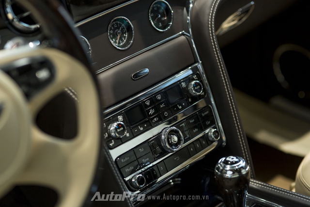 
Các nút bấm điều khiển trung tâm được làm vuông vắn rất lịch sự và trang trọng. Những đường viền mạ crôm càng tôn lên vẻ lịch lãm cho không gian nội thất bên trong Bentley Mulsanne Speed 2016.
