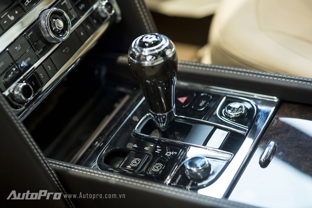 
Hộp số tự động 8 cấp ZF trên Bentley Mulsanne Speed 2016 cùng các nút điều khiển.

