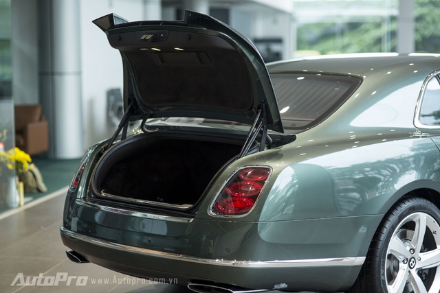 
Bentley Mulsanne Speed 2016 sở hữu cốp xe có dung tích 443 lít.
