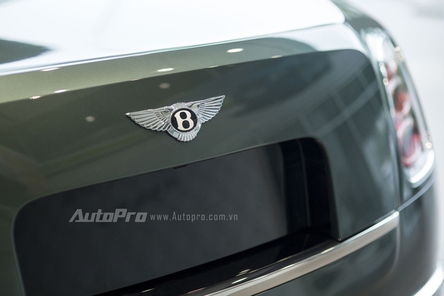 
Logo Bentley đồng thời cũng là nút mở cốp phía sau xe.
