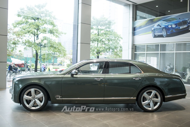 
Đại lý Bentley Việt Nam ra mắt vào cuối 2014 nhưng khá trầm lắng trong suốt thời gian qua. Đến nay, vào thời điểm năm hết tết đến, Bentley Việt Nam bất ngờ mang về chiếc Mulsanne Speed 2016 với những chi tiết được cá nhân hoá theo yêu cầu riêng của vị khách hàng đại gia.
