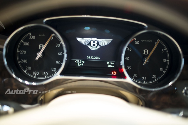 
Bảng táp-lô phía sau vô-lăng với thông số tốc độ và vòng tua được hiện thị bằng đồng hồ cơ. Một màn hình điện tử hiển thị các thông số chung của xe.

