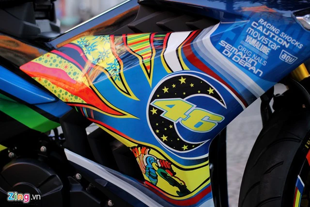 Hai bên yếm xe được sơn airbrush khá bắt mắt với số đua 46 của Valentino Rossi nằm ở vị trí trung tâm.
