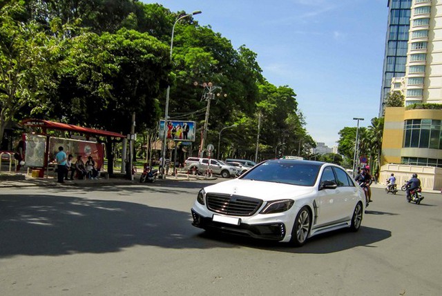 
Cuối tháng 10/2015, doanh nhân Nguyễn Quốc Cường (biệt danh Cường Đôla) tậu thêm chiếc xe sang Mercedes S500L. Trị giá chiếc xe nguyên bản là khoảng 4,9 tỷ đồng.
