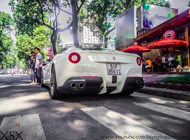 Siêu ngựa F12 Berlinetta được thiếu gia Phan Thành cho đi tắm nắng cuối tuần. Ảnh: Biến Phan Anh Xuân.