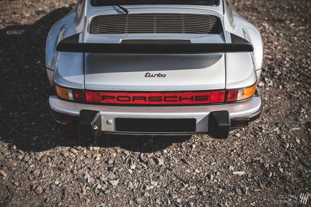 
Tính đến thời điểm này, chiếc Porsche 930 Turbo 3.0 đời 1977 đã được gần 40 tuổi.
