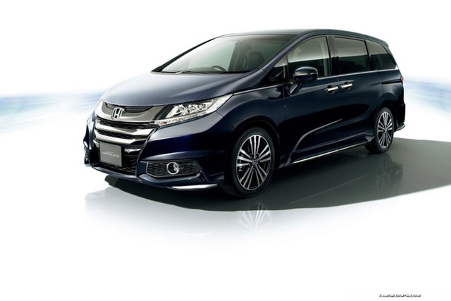 
Qua hình ảnh rò rỉ, có thể thấy Honda Odyssey 2017 dành cho người tiêu dùng Bắc Mỹ sở hữu thiết kế rất giống với xe hiện đang có mặt trên thị trường Nhật Bản như trên.
