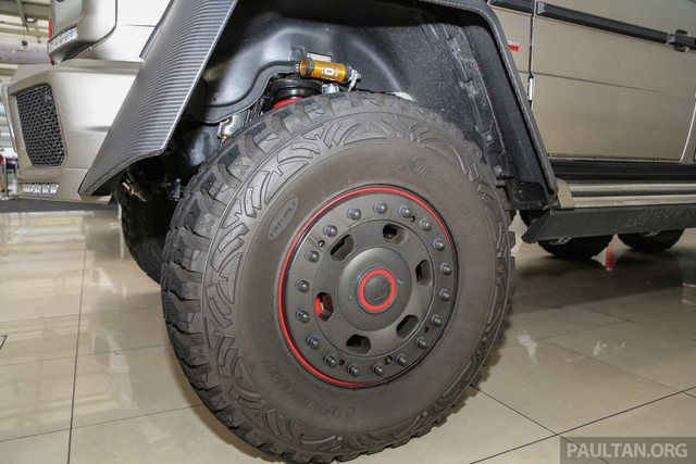 
Nặng đến 3.850 kg nhưng Brabus G700 6×6 vẫn có thể tăng tốc từ 0-100 km/h trong 7,4 giây và đạt vận tốc tối đa 160 km/h. Sở dĩ Brabus G700 6×6 nặng đến thế vì đi kèm bộ 6 lốp off-road hạng nặng.
