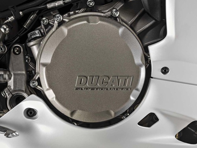 
Ducati 959 Panigale hoàn toàn mới sử dụng động cơ Superquadro xi-lanh đôi, dung tích 955 cc mới, tạo ra công suất tối đa 157 mã lực tại vòng tua máy 10.500 vòng/phút và mô-men xoắn cực đại 79,2 lb-ft. Theo hãng Ducati, đây là động cơ Superquadro đầu tiên đạt tiêu chuẩn khí thải Euro 4.
