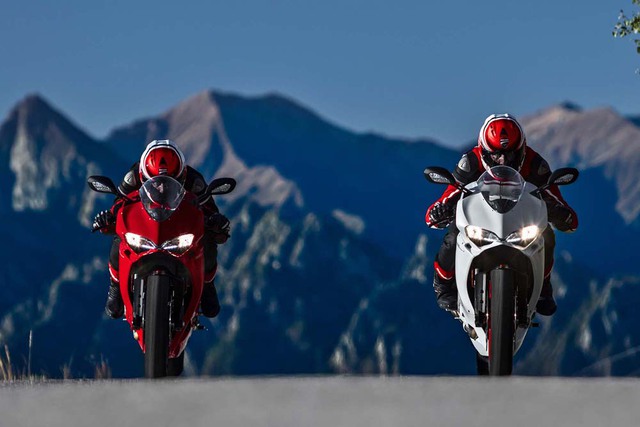 
Ducati 959 Panigale sẽ có 2 phiên bản màu sắc khác nhau, bao gồm đỏ với vành đen và trắng với vành đỏ. Tại thị trường Anh, Ducati 959 Panigale có giá khởi điểm 13.095 Bảng, tương đương 446 triệu Đồng.
