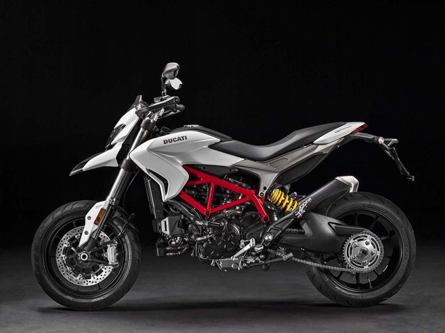 
Hãng Ducati cho biết, Hypermotard 939 tiêu chuẩn có trọng lượng khô 181 kg và yên cao 851 mm. Loại yên có đệm êm hơn sở hữu chiều cao lên đến 871 mm.
