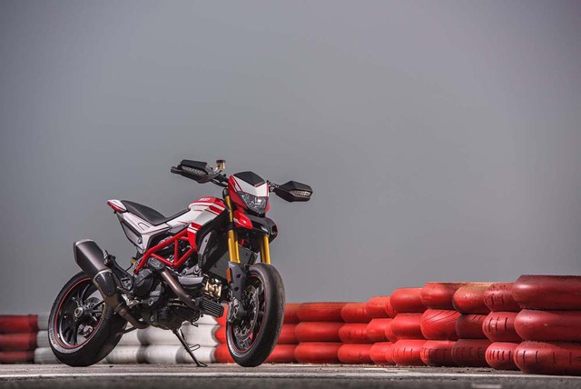 
Khác với phiên bản tiêu chuẩn, Ducati Hypermotard SP 939 được sơn màu đỏ-trắng như mô tô đua MotoGP. Bên cạnh đó là khung mắt cáo màu đỏ và vành đen.
