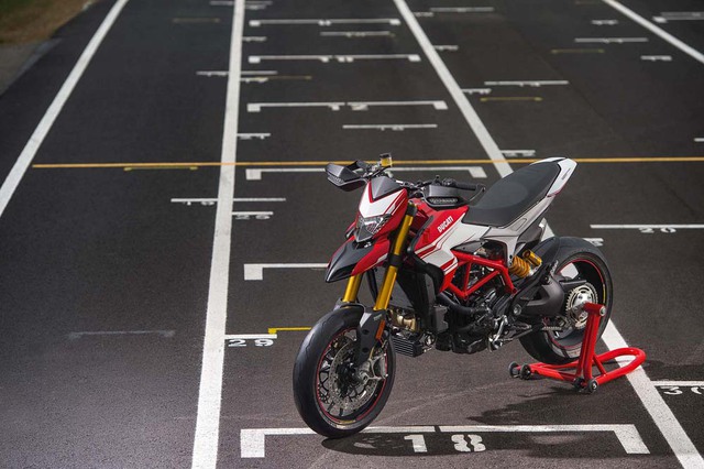 
Ducati Hypermotard SP 939 được trang bị phuộc Ohlins phía trước với kích thước 50 mm, khoảng chạy 185 mm và tùy chỉnh theo tải.
