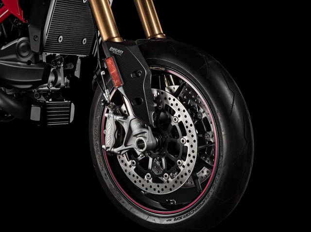 
Ngoài ra, Ducati Hypermotard SP 939 còn có bộ vành đúc 3 chấu của hãng Marchesini, nắp hộp xích và chắn bùn trước làm từ sợi carbon để giảm trọng lượng xuống còn 178 kg.
