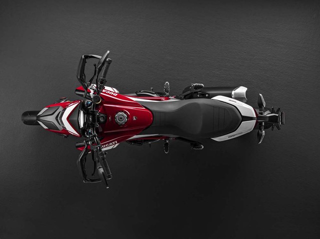 
Những điểm nhấn khác của Ducati Hypermotard SP 939 bao gồm tay lái bằng nhôm và lốp Pirelli Supercorsa SP.
