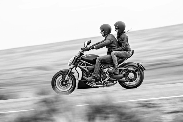 
Được biết, XDiavel là mẫu mô tô Ducati đầu tiên sử dụng hệ truyền động dây đai. Trái tim của Ducati XDiavel mới là khối động cơ Testastretta V-Twin, dung tích 1.262 cc có công suất tối đa 156 mã lực và mô-men xoắn cực đại 95 lb-ft. Động cơ kết hợp với công nghệ van biến thiên DVT giúp giảm lượng nhiên liệu tiêu thụ cũng như tình trạng rung giật.
