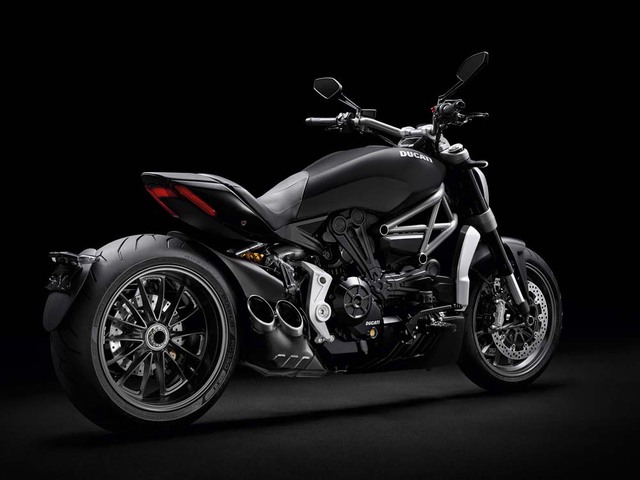 
Về mặt trang thiết bị, Ducati XDiavel có hệ thống phanh Brembo với kẹp phanh nguyên khối, bình xăng bằng thép chứa được 18 lít, hệ thống kiểm soát độ bám đường, chống bó cứng phanh ABS và kiểm soát hành trình.
