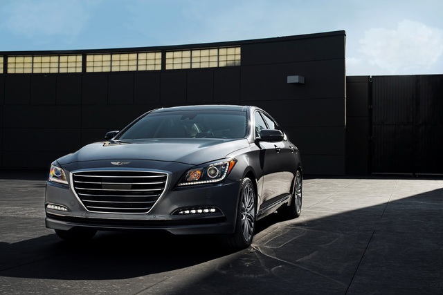Hyundai Genesis Sedan 2016 có dải đèn LED chiếu sáng ban ngày tiêu chuẩn.