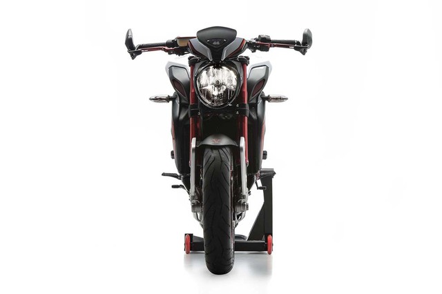 Trong đó, MV Agusta Dragster RR LH44 đi kèm họa tiết báo đen và màu sơn trắng ngọc trai, lấy cảm hứng từ mũ bảo hiểm của Hamilton.