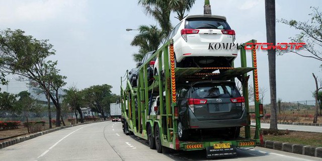 
Toyota Innova thế hệ mới được vận chuyển bằng xe tải.

