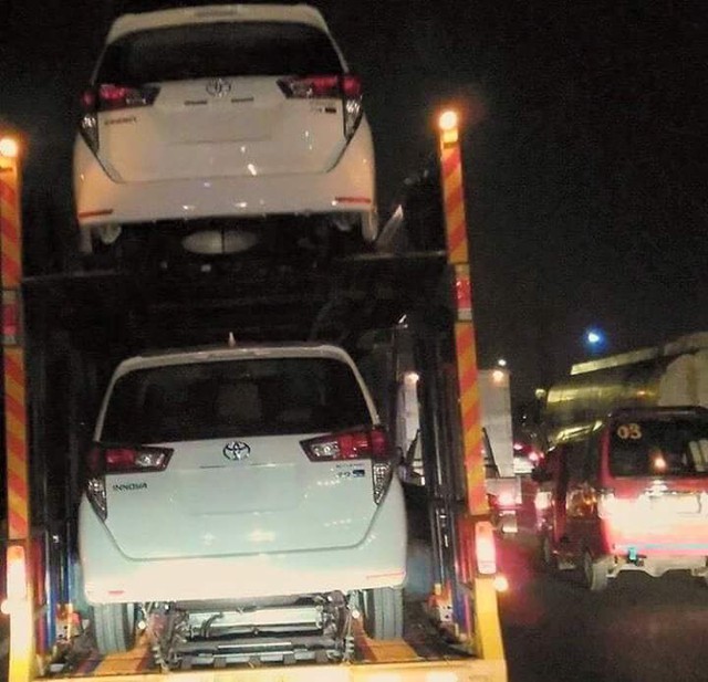 
Theo kế hoạch, Toyota Innova thế hệ mới sẽ chính thức trình làng tại thị trường Indonesia vào ngày 23/11 tới. Giờ G chưa đến nhưng những hình ảnh chính thức của Toyota Innova thế hệ mới đã lần lượt được hé lộ. Ngoài ra, người ta còn lần đầu tiên bắt gặp Toyota Innova thế hệ mới trên đường phố mà không hề ngụy trang.
