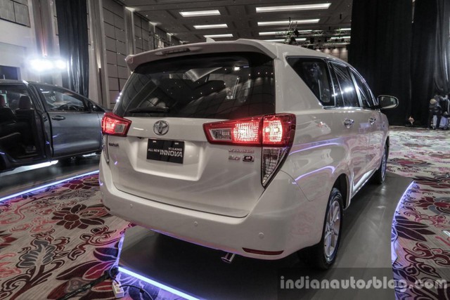 
Trong một cuộc phỏng vấn gần đây, ông Nandi Julianto, giám đốc kỹ thuật sản phẩm của Toyota chi nhánh Indonesia, khẳng định Innova mới và cũ chỉ chia sẻ đúng 5% các chi tiết chung như bu-lông hay ốc vít. 
