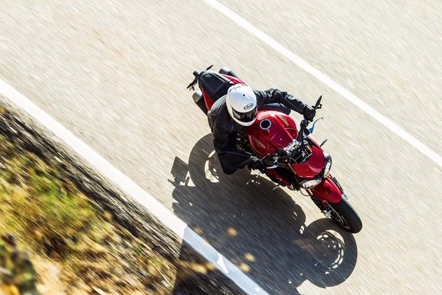 Chưa hết, Triumph Speed Triple 2016 còn đi kèm bộ ly hợp trượt, bộ tản nhiệt cỡ nhỏ nhưng hiệu quả hơn và hệ thống xả mới. Tạm thời, hãng Triumph chưa công bố công suất tối đa và mô-men xoắn cực đại cụ thể của Speed Triple 2016. Tuy nhiên, qua bảng bình chọn mà Triumph gửi cho khách hàng vào đầu năm nay, nhiều người dự đoán Speed Triple 2016 sẽ sở hữu công suất tối đa 140 mã lực.