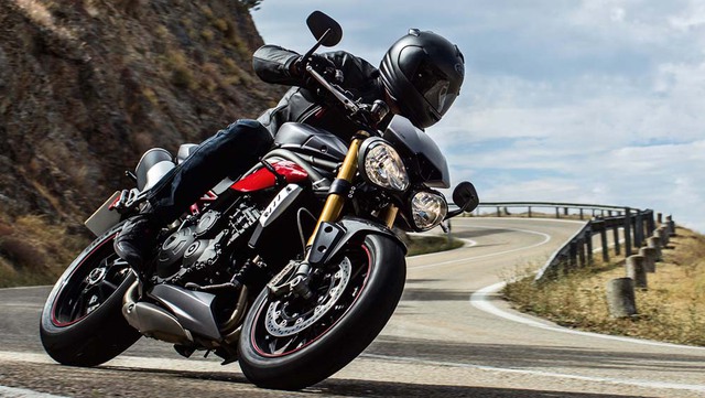 Để cạnh tranh với những đối thủ như BMW S1000R, Aprilia Touno V4 và KTM 1290 Super Duke R, mẫu xe naked bike nhiều người yêu thích Triumph Speed Triple 2016 đã được cải tiến đáng kể. Hãng Triumph đã chứng minh điều đó thông qua những thông tin và hình ảnh đầu tiên của Speed Triple 2016 trước thềm triển lãm EICMA năm nay.
