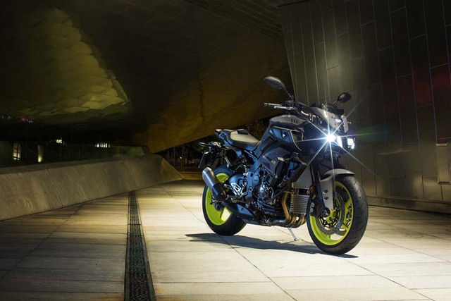 
Trước thềm triển lãm EICMA 2015, hãng Yamaha đã tung ra những hình ảnh và thông tin đầu tiên của mẫu xe naked biker hoàn toàn mới mang tên MT-10. Trước đó, hãng Yamaha từng công bố một đoạn video hé lộ sẽ bổ sung thành viên mới cho dòng MT-Series nhưng không ai đoán ra tân binh này là MT-10.
