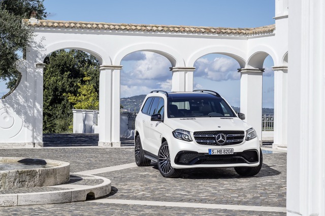 
Sau những hình ảnh rò rỉ, cuối cùng mẫu SUV hạng sang cỡ lớn Mercedes-Benz GLS 2016 cũng chính thức trình làng. GLS 2016 thực chất chính là phiên bản nâng cấp của Mercedes-Benz GL-Class quen thuộc.
