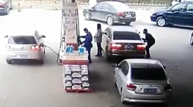 Tên trộm lom khom mở cửa bên ghế phụ lái.