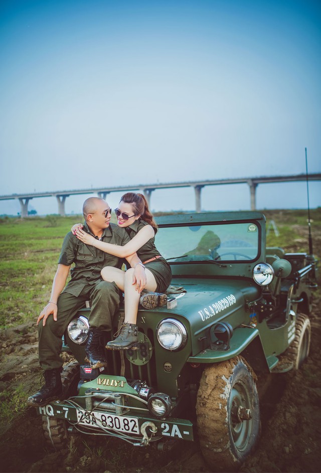
Chiếc Jeep được sử dụng trong bộ ảnh cưới của cặp đôi Trần Long – Mai Anh không phải là xe thông thường.
