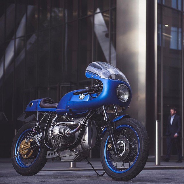 
Một chiếc BMW R80 độ màu xanh nhám cực ấn tượng. Bản thân vành xe và chắn bùn cũng được sơn màu xanh nhám “tông xuyệt tông”. Đây là tác phẩm của hãng độ có tên Untitled Motorcycles đặt trụ sở tại thủ đô London, Anh với cảm hứng từ dòng mô tô đua bền trong thập niên ’80.
