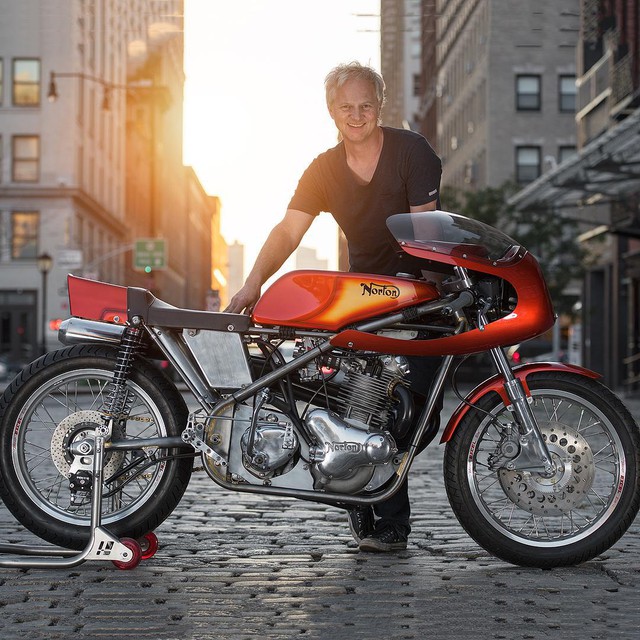 
Chiếc mô tô độ màu sắc rực rỡ của hãng NYC Norton đặt trụ sở tại thành phố Jersey, Mỹ. 
