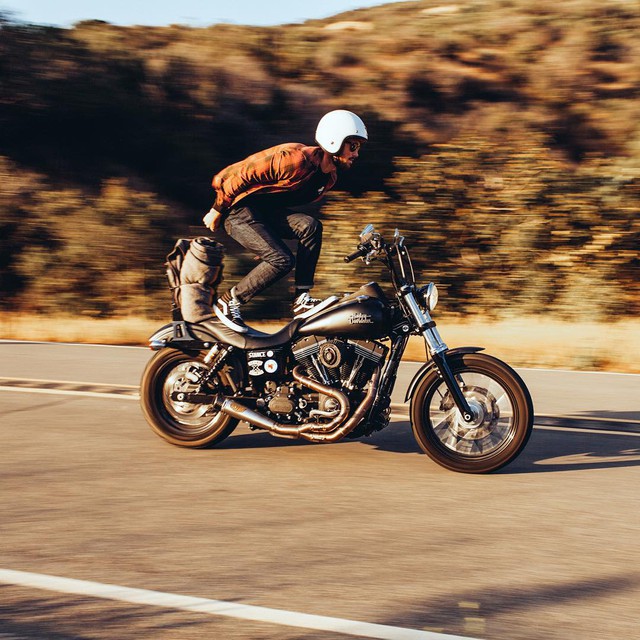 
Biker biểu diễn mạo hiểm cùng xế cưng Harley-Davidson.
