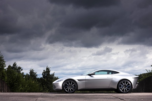 
Để kỷ niệm 50 năm tham gia series phim Điệp Viên 007, hãng Aston Martin đã quyết định tạo ra chiếc xe DB10 hoàn toàn mới thay vì sử dụng xe có sẵn cho James Bond.
