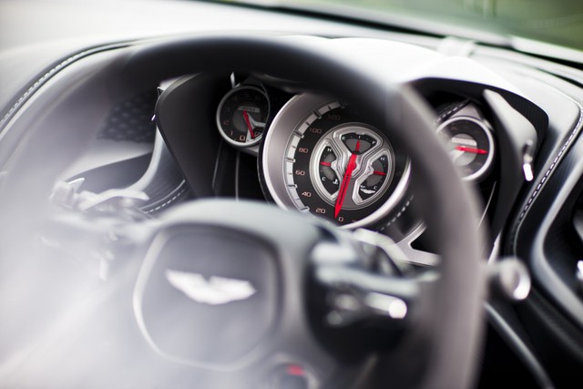 
Số trên đồng hồ rất to và dễ đọc, ngay cả khi xe đang chạy ở tốc đọ cao. Hãng Aston Martin đã quyết định không chạy theo xu hướng đồng hồ kỹ thuật số mà lựa chọn kiểu analog truyền thống.

