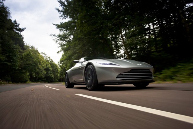 
Thiết kế thấp với những đường cong mềm mại giúp Aston Martin DB10 trông như luôn ở trong tư thế sẵn sàng hành động.
