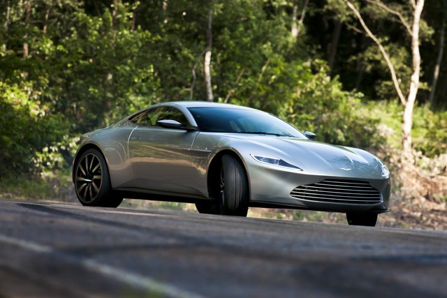 
Dù sử dụng lốp sau lớn để đảm bảo khả năng vận hành trên đường thẳng và hẹp, Aston Martin DB10 vẫn làm tốt nhiệm vụ tại những khúc cua. Đây làđiều dễ thấy trong nhiều cảnh phim của “Spectre”.
