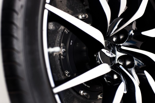 
Bánh xe được trang bị lốp Pirelli và phanh đĩa lớn để giảm tốc ở tốc độ cao hoặc khi ôm cua gấp. Cả 2 trang thiết bị này đều cần thiết cho chiếc xe có vận tốc tối đa là 305 km/h như Aston Martin DB10.
