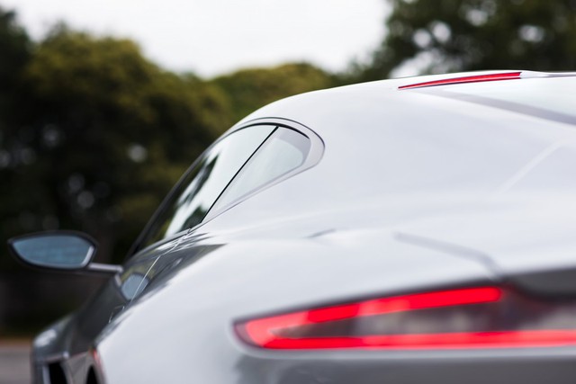 
Gương chiếu hậu của Aston Martin DB10 được cải tiến sao cho trông góc cạnh hơn và giảm lực cản không khí cũng như tăng tốc độ.
