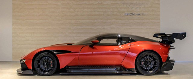 
Chiếc siêu xe đua Aston Martin Vulcan đầu tiên đã đặt chân đến Mỹ và lập tức gây xôn xao trong giới mộ điệu. Chiếc siêu xe này đã được trưng bày tại đại lý của Aston Martin ở Cleveland, Mỹ trong vài ngày. 
