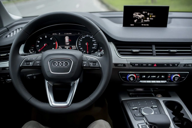 
Bên trong Audi Audi Q7 2.0 TFSI có vô lăng thể thao 3 chấu bọc da, tích hợp lẫy gạt chuyển số, màn hình màu hiển thị trung tâm, giao diện đa phương tiện MMI Radio Plus với màn hình màu 7 inch, hỗ trợ FM/AM, CD, MP3, WMA, SDXC và AUX-IN.
