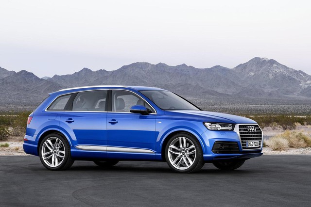 
Bước sang thế hệ mới, Audi Q7 được trang bị lưới tản nhiệt khung đơn 3 chiều, dải đèn LED chiếu sáng ban ngày và gá chở đồ bằng nhôm tiêu chuẩn trên nóc xe.
