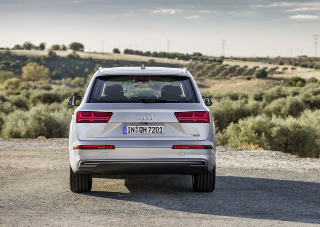 
Trong quá trình vận hành, người điều khiển Audi Q7 e-tron 3.0TDI Quattro 2016 có thể chọn lựa giữa 4 chế độ lái, bao gồm EV, Hybrid, Battery Charge và Battery Hold. 
