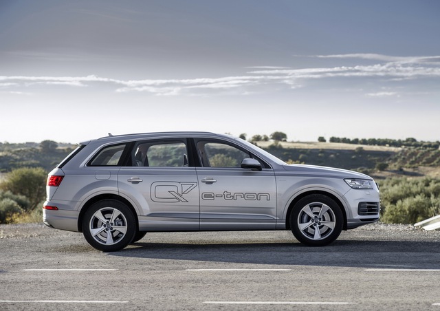 
Audi Q7 e-tron 3.0TDI Quattro 2016 sử dụng hệ dẫn động hybrid diesel-điện vô cùng tiết kiệm nhiên liệu. Hệ dẫn động bao gồm máy dầu 6 xi-lanh TDI, dung tích 3.0 lít, mô-tơ điện, cụm pin lithium-ion và hộp số tự động Tiptronic 8 cấp.

