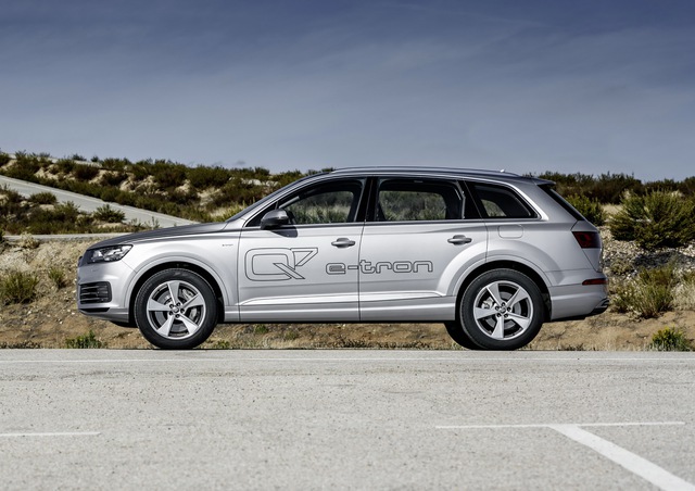 Theo kế hoạch, những chiếc Audi Q7 e-tron 3.0TDI Quattro 2016 đầu tiên sẽ có mặt tại đại lý chính hãng ở châu Âu vào mùa xuân năm sau. Giá bán khởi điểm của Audi Q7 e-tron 3.0TDI Quattro 2016 tại thị trường Đức là 80.500 Euro.