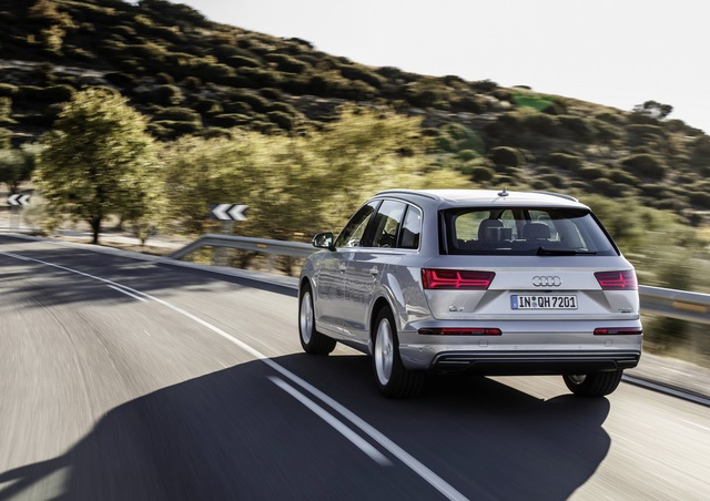
Theo hãng Audi, Q7 e-tron 3.0TDI Quattro 2016 có thể hoàn thành quãng đường tổng cộng 1.400 km nhờ bình nhiên liệu chứa đến 75 lít dầu diesel. Khi chạy riêng bằng mô-tơ điện, Audi Q7 e-tron 3.0TDI Quattro 2016 có thể chạy hết quãng đường 56 km và đạt công suất tối đa 126 mã lực cùng mô-men xoắn cực đại 350 Nm.
